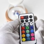 Fernbedienung zur Steuerung von Lichtfarben und -effekten.