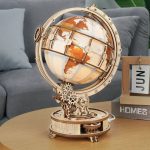 Detaillierter mechanischer Globus mit Uhrwerk, der die Weltkarte zeigt, auf einem Holztisch in einem modernen Wohnzimmer. Perfekt für Wissenschafts- und Dekorationsliebhaber.