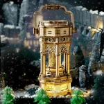 Elegante goldene wissenschaftliche Laterne als festliche Dekoration, ideal für Weihnachten und wissenschaftliche Themen, mit winterlichem Hintergrund.
