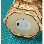 Detailliertes Holzmodell eines Raumschiffs mit komplexen Strukturen und feinen Verzierungen, ideal für Science-Fiction-Fans und Modellbauer.