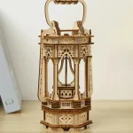 Detailliertes Holzmodell eines historischen Gebäudes, das architektonische Elemente wie Bögen, Säulen und Verzierungen zeigt. Perfekt für Wissenschafts- und Dekorationszwecke.