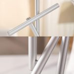 Nahaufnahme eines Aluminium-Himmelskörper-Modells mit Stativ, ideal für wissenschaftliche Dekorationen und Lernzwecke.