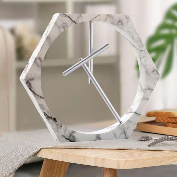 Moderne Tischuhr im einzigartigen Hexagon-Design mit Marmorfurnier, stilvoller Dekoration für Büro oder Wohnzimmer, funktional und elegant.