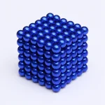 Ein blauer Magnetwürfel aus kleinen, magnetischen Kugeln, die zu einem 3D-Block verbunden sind, ideal als wissenschaftliche Dekoration oder Spielzeug.