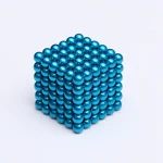 Ein blauer wissenschaftlicher Magnetwürfel, bestehend aus kleinen metallischen Kugeln, die zu einem 3D-Quadrat verbunden sind, ideal für wissenschaftliche Dekorationen und Experimente.