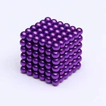 Bunter magnetischer Würfel aus kleinen, glänzenden lila Kugeln, ideal für wissenschaftliche Dekorationen und kreative Spielzeuge.