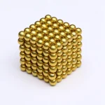 Goldene Kugelwürfel aus kleinen Metallkugeln, wissenschaftliches Spielzeug und Dekoration, ideal für Physik-Experimente und als dekoratives Element.
