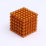 Glänzender goldfarbener Kugelwürfel aus kleinen Metallkugeln, wissenschaftliches Dekorstück, geometrisches Design, ideal für Wissenschafts- und Dekorationsliebhaber.