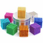 Bunte magnetische Würfel in verschiedenen Farben, angeordnet um eine silberne Plattform, ideal für wissenschaftliche Spielzeuge und Dekorationen.