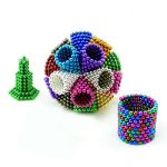 Bunte magnetische Perlen in verschiedenen Formen, inklusive einer Kugel, eines Würfels und einer kleinen Skulptur, die kreative Bastelprojekte und wissenschaftliche Dekorationen darstellen.