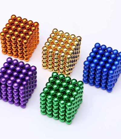 Bunte magnetische Kugelwürfel in Gold, Silber, Blau, Lila und Grün, ideal für wissenschaftliche Dekorationen und kreative Spielzeuge.