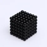 Ein schwarzer Magnetwürfel aus kleinen Kugeln, der eine wissenschaftliche Dekoration oder ein Lehrmaterial darstellt. Perfekt für wissenschaftliche Displays oder als originelles Geschenk.