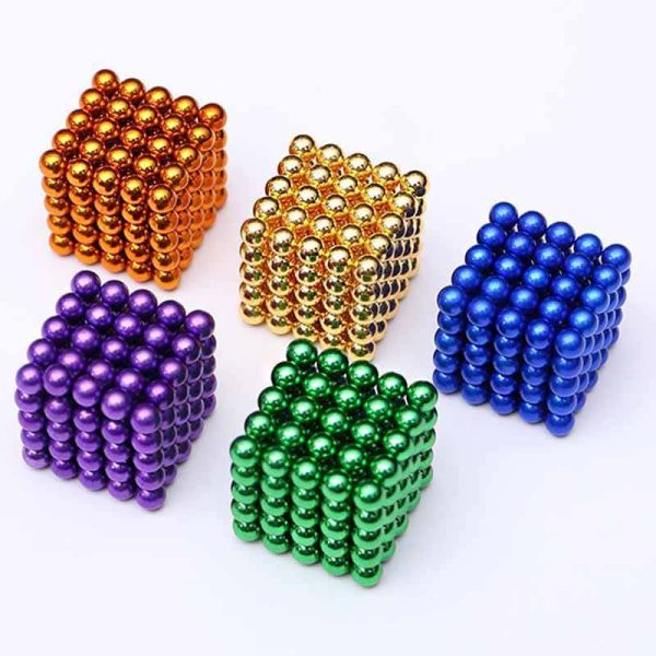 Bunte magnetische Kugelwürfel in Gold, Silber, Blau, Lila und Grün, ideal für wissenschaftliche Dekorationen und kreative Spielzeuge.