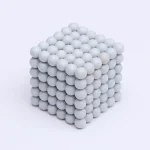 Ein wissenschaftlicher Würfel besteht aus vielen kleinen weißen Kugeln, die zu einer 3D-Form zusammengesetzt sind, ideal für Dekorationen und wissenschaftliche Displays.