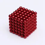 Ein 3D-Magnetwürfel aus glänzenden roten Kugeln, die zu einer geometrischen Form verbunden sind, auf weißem Hintergrund.