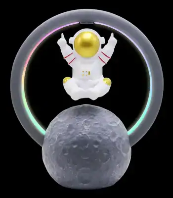 Niedliche Astronautenfigur mit goldener Helmkugel, schwebend über einer Mondoberfläche, umgeben von einem leuchtenden Neon-Ring, ideal für Science-Fab- und Dekorationszwecke.