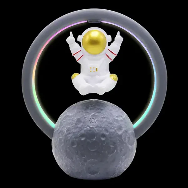 Niedliche Astronautenfigur mit goldener Helmkugel, schwebend über einer Mondoberfläche, umgeben von einem leuchtenden Neon-Ring, ideal für Science-Fab- und Dekorationszwecke.