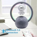 Hochwertiges wissenschaftliches Dekor mit Mondmodell, LED-Ring und Astronautenfigur, ideal für moderne Büros oder Wohnräume, verbindet Technologie und Raumfahrt-Design.