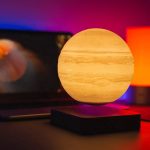 Leuchtender Holzplanet als dekoratives Lichtobjekt mit warmem Licht, ideal für moderne Wohnräume und wissenschaftliche Dekorationen.