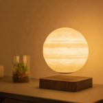 Helles, stilvolles Leuchtobjekt in Kugelform auf Holzbasis, ideal für moderne Dekorationen und wissenschaftliche Themen.