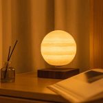 Atmosphärische Tischlampe in Mondform mit warmem Licht, ideal für gemütliche Räume und wissenschaftliche Dekorationen.