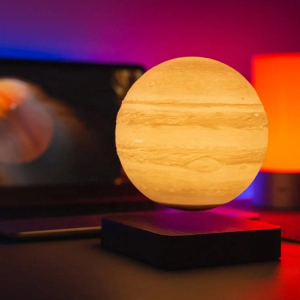 Leuchtender Holzplanet als dekoratives Lichtobjekt mit warmem Licht, ideal für moderne Wohnräume und wissenschaftliche Dekorationen.
