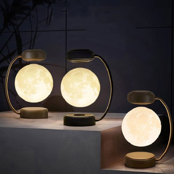 Stilvolle Mondlampen mit goldenen Halterungen, die eine warme Beleuchtung für eine gemütliche Atmosphäre schaffen. Perfekt als Dekoration oder Nachtlicht in modernen Wohnräumen.