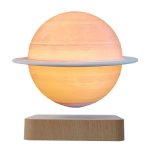 Detailliertes Modell des Planeten Saturn mit Ringen, beleuchtet und auf Holzbasis präsentiert, ideal für Wissenschafts- und Dekorationszwecke.