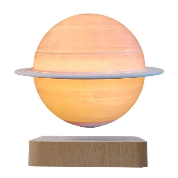 Detailliertes Modell des Planeten Saturn mit Ringen, beleuchtet und auf Holzbasis präsentiert, ideal für Wissenschafts- und Dekorationszwecke.