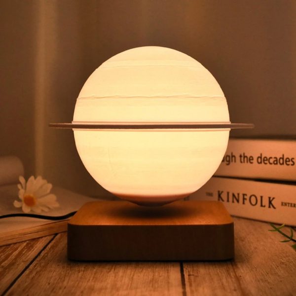 Modernes Lichtobjekt in Kugelform mit Ringdekor, auf Holzbasis, warmes Licht, dekoratives wissenschaftliches Design, ideal für stilvolle Raumgestaltung.