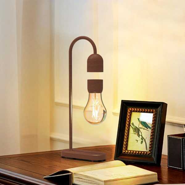 Dekorative Glühbirne auf Holzständer, warmes Licht, stilvolle Raumdekoration, modernes Design, ideal für Wohnzimmer oder Büro, nachhaltige Beleuchtung.