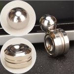 Hochwertige Metallkugel mit Magnetbasis, ideal für wissenschaftliche Experimente und Dekorationen, mit glänzender Oberfläche und robustem Design.