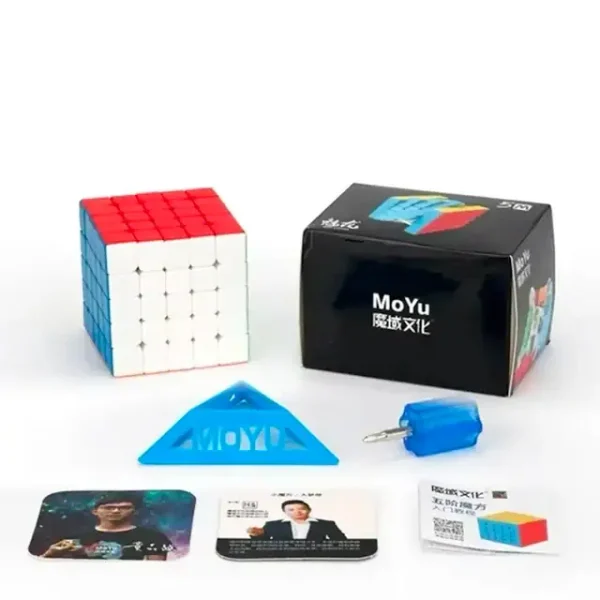 Mehrfarbiger 3x3-Kubus mit Zubehör, inklusive Dreiecks-Werkzeug, Box und Karten, ideal für Puzzle- und Denksportliebhaber.