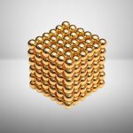 Goldene Kugelwürfel aus kleinen Metallkugeln, wissenschaftliches Modell, Dekoration, Forschungsinstrument.