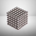 3D-Magnetwürfel aus kleinen, glänzenden Metallkugeln, perfekt für wissenschaftliche Experimente und Dekoration.