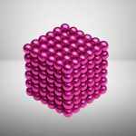 Nahaufnahme eines magischen Kristallwürfels aus glänzenden, pinkfarbenen Kugeln, die zu einem 3D-Würfel verbunden sind, auf weißem Hintergrund.