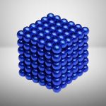 Ein 3D-Modell eines wissenschaftlichen Kristallwürfels, bestehend aus glänzenden blauen Kugeln, ideal als Dekoration oder Lehrmaterial in wissenschaftlichen Kontexten.
