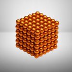 3D-Nano-Würfel aus glänzenden goldfarbenen Metallkugeln, wissenschaftliches Modell für Forschung und Bildung, dekoratives Objekt für Wissenschaftsliebhaber.