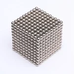 Ein 3D-Magnetwürfel aus kleinen, glänzenden Metallkugeln, ideal für wissenschaftliche Experimente und Dekoration.