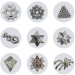 Sammlung von magnetischen Metallobjekten in verschiedenen geometrischen Formen, darunter Pyramiden, Sterne und komplexe Strukturen, ideal für wissenschaftliche Dekorationen und Experimente.