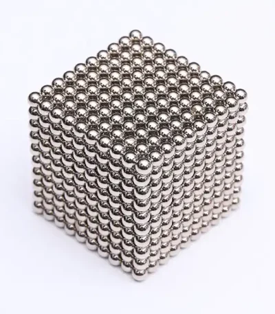 Ein 3D-Magnetwürfel aus kleinen, glänzenden Metallkugeln, ideal für wissenschaftliche Experimente und Dekoration.