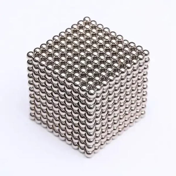 Ein 3D-Magnetwürfel aus kleinen, glänzenden Metallkugeln, ideal für wissenschaftliche Experimente und Dekoration.