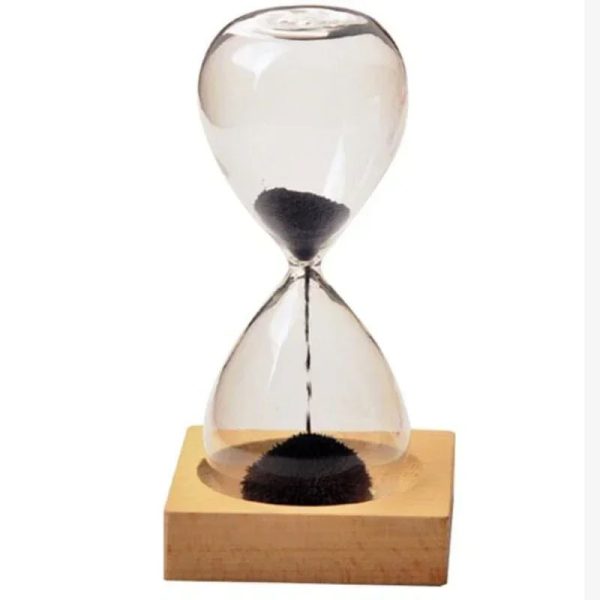 Elegante Sanduhr mit schwarzem Sand, die auf einem Holzsockel steht, symbolisiert Zeit und Wissenschaft. Perfekt für Dekorationen im wissenschaftlichen oder modernen Stil.
