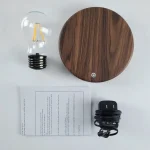 Energieeffiziente LED-Glühbirne mit Holz-Design, kabellose Ladestation und Netzteil, perfekt für moderne Wissenschafts- und Dekorationsliebhaber.