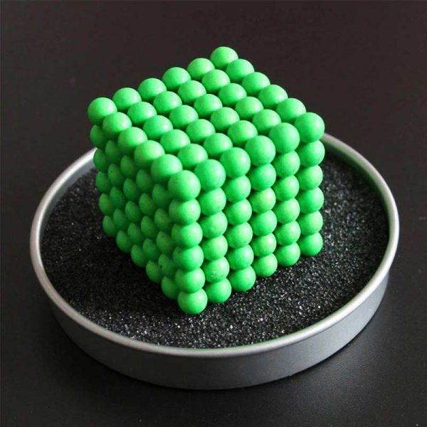 Grüner Würfel aus kleinen Kugeln auf schwarzem Hintergrund, wissenschaftliches Dekorationsobjekt, ideal für Science-Gadgets und moderne Raumgestaltung.