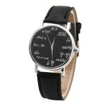 Armbanduhr mit schwarzem Zifferblatt, das mit mathematischen Formeln, Gleichungen und Zahlen gestaltet ist, kombiniert mit einem schwarzen Lederarmband.