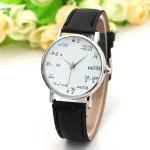 Elegante Armbanduhr mit Zifferblatt, das mit mathematischen Formeln und Gleichungen gestaltet ist, kombiniert Funktionalität mit wissenschaftlichem Design.