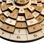 Holz-Zahlenrätsel mit nummerierten Segmenten, ideal für mathematische Spiele und pädagogische Aktivitäten.