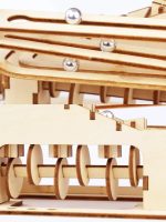 Holz-Kugelbahn mit Metallkugeln, mechanisches Wissenschaftsspielzeug, ideal für Bildung und Unterhaltung, detailreiche Konstruktion.