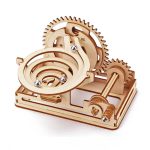 Holzmechanisches Schwerkraft-Experiment mit Zahnrädern und Kugeln, ideal für Wissenschafts- und Bildungsliebhaber.